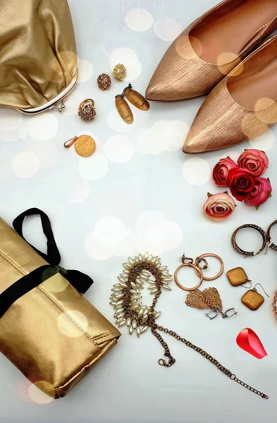 珠宝和女装饰品白色珍珠和黄金豪华手提包太阳镜盒化妆品盒夏季戒指耳环手镯 — 图库照片