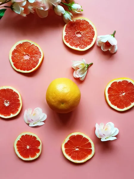 Zitronenscheiben Zitrusfrüchte Und Limetten Saftige Scheibenfrüchte Auf Blauem Teller Hintergrund — Stockfoto