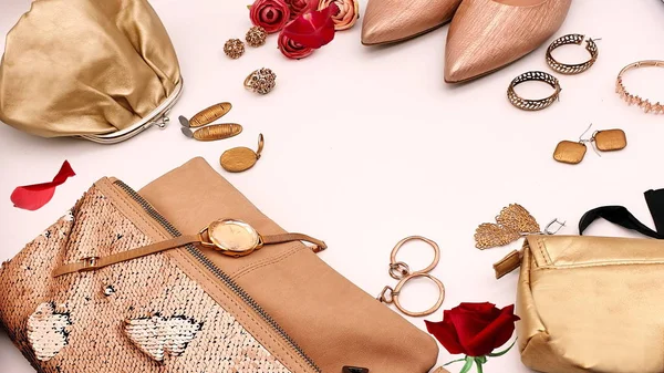 Mücevher ve kadın aksesuarları beyaz inci ve altın lüks moda çantaları güneş gözlüğü çantaları makyaj çantaları yaz küpeleri bilezikler