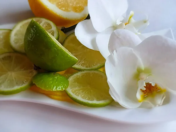 Citronskivor Citrus Och Lime Citrus Saftig Skiva Frukt Blå Tallrik — Stockfoto
