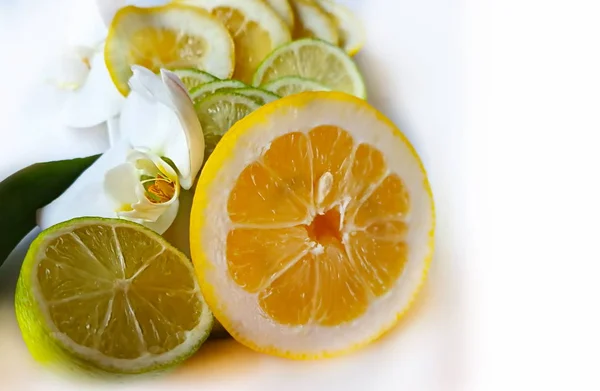 Citronskivor Citrus Och Lime Citrus Saftig Skiva Frukt Blå Tallrik — Stockfoto