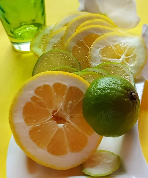 Lemon Slices Citrus Lime Citrus Juicy Slice Fruit Blue Plate — Stock Photo, Image