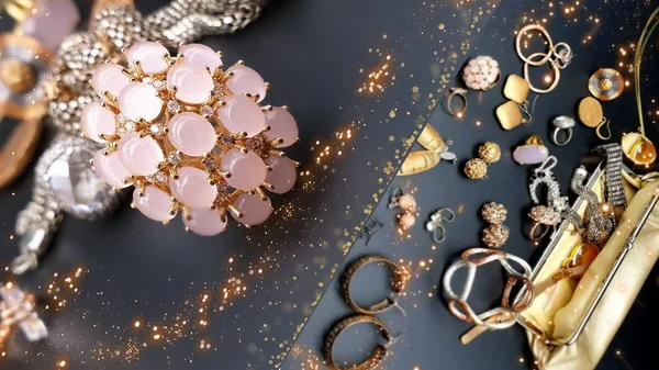 Mücevher kostüm mücevheri zümrüt opal inci inci vintage gümüş, altın küpeler siyah arka plan kozmetik çantasındaki kolye. 