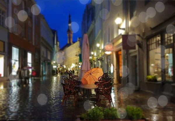 Tallinn Old Town Stad Ljus Rosa Paraply Regnperiod Gata Kväll — Stockfoto