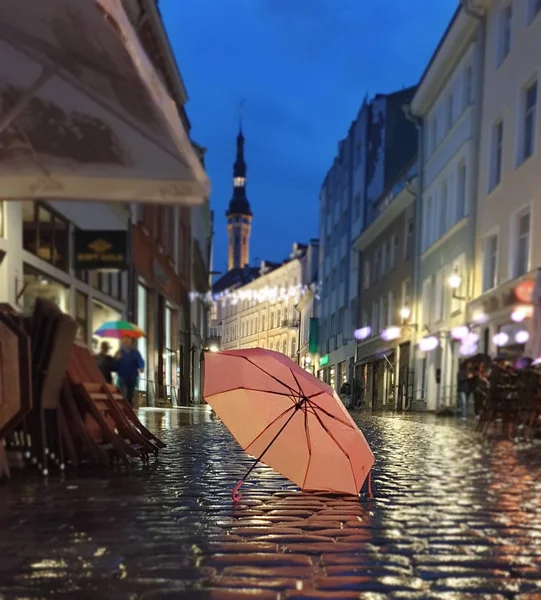 Tallinn Vieille Ville Parapluie Rose Clair Saison Des Pluies Rue — Photo