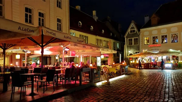 Tallinn Città Vecchia Luce Rosa Ombrello Stagione Delle Piogge Strada — Foto Stock
