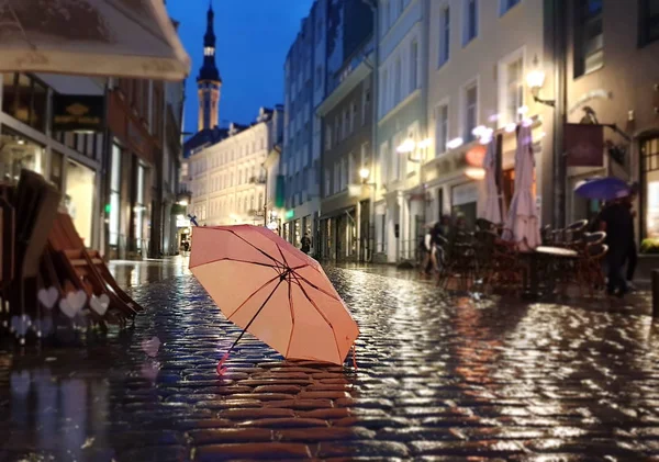 Tallinn Old Town Stad Ljus Rosa Paraply Regnperiod Gata Kväll — Stockfoto