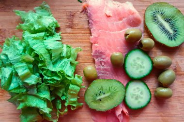 Limonlu somon balığı. Çiğ somon balığı. Sebze ve baharatlı biftek. Çiğ balık. 