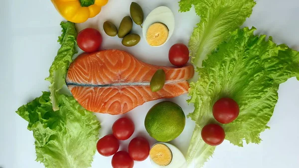 Limonlu somon balığı. Çiğ somon balığı. Sebze ve baharatlı biftek. Çiğ balık. 