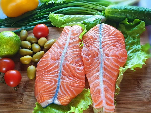 Salmão Azeite Limão Tomate Peixe Salmão Cru Dois Bifes Com — Fotografia de Stock