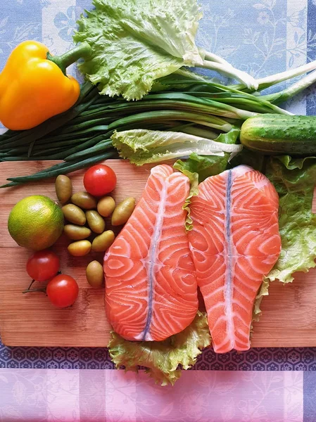 Salmão Azeite Limão Tomate Peixe Salmão Cru Dois Bifes Com — Fotografia de Stock