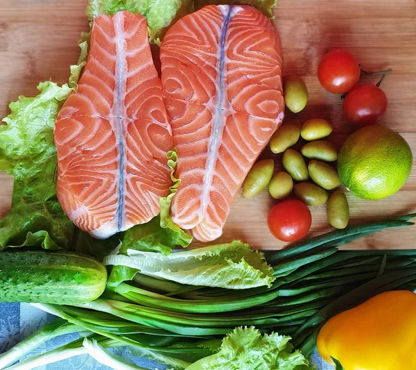 Salmão Azeite Limão Tomate Peixe Salmão Cru Dois Bifes Com — Fotografia de Stock