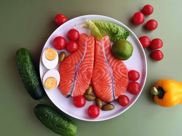 Salmão Azeite Limão Tomate Peixe Salmão Cru Dois Bifes Com — Fotografia de Stock