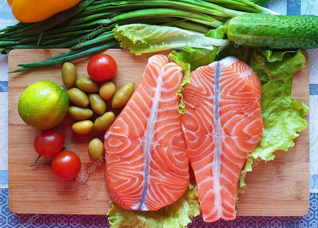 Salmón tomate de lima de oliva Pescado Salmón crudo Dos filetes con