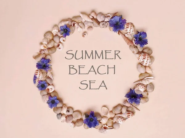 春の花鍋にパンジー季節の花の貝殻海の石水ガラスボトルはまだ人生春の夏のビーチガーデニング花現代的な背景カラフルな抽象的な青白黄色ライラック — ストック写真