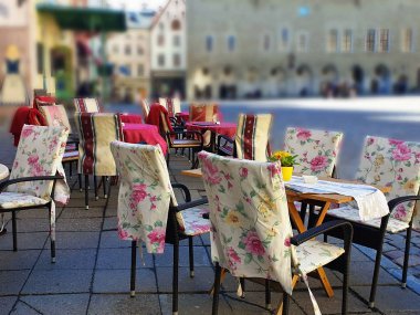  Eski Tallinn, Estonya 'da bir sokak kafesi. Bir fincan kahve ve bir bardak şarap. Baltık' a şehir yaşam tarzı seyahati. 