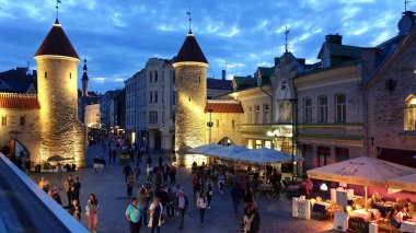  Eski Tallinn, Estonya 'da bir sokak kafesi. Bir fincan kahve ve bir bardak şarap. Baltık' a şehir yaşam tarzı seyahati. 