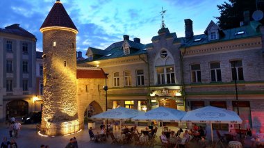  Eski Tallinn, Estonya 'da bir sokak kafesi. Bir fincan kahve ve bir bardak şarap. Baltık' a şehir yaşam tarzı seyahati. 