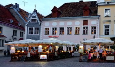  Eski Tallinn, Estonya 'da bir sokak kafesi. Bir fincan kahve ve bir bardak şarap. Baltık' a şehir yaşam tarzı seyahati. 
