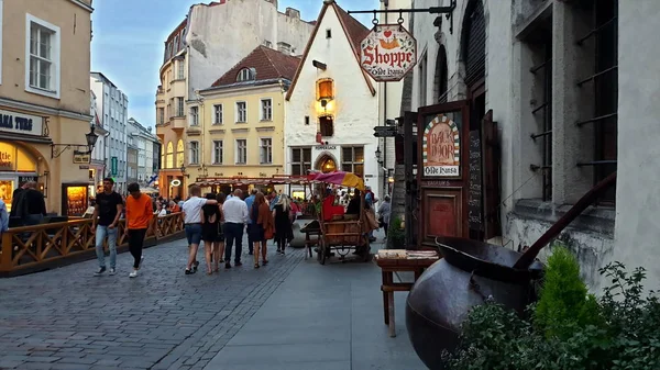 夜のストリートカフェタリンの古い町 エストニアテーブルの上のコーヒーとワインのカップ都市生活の旅バルト — ストック写真