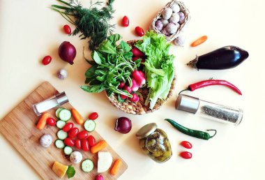  Sebzeler ve meyveler hala kırmızı kırmızı kırmızı biber yeşil zeytin tatlı salata soğan havuç tuzlu maydanoz sarımsak havuç kabak domates patlıcan zeytin yağı şişesi vejetaryen sağlıklı yemek 