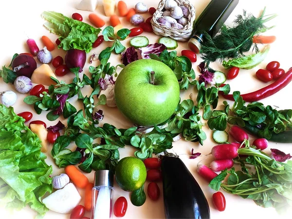 Gemüse Und Früchte Stillleben Roter Paprika Grüne Oliven Paprika Salat — Stockfoto