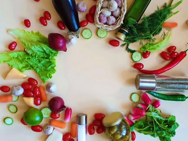 Gemüse Und Früchte Stillleben Roter Paprika Grüne Oliven Paprika Salat — Stockfoto