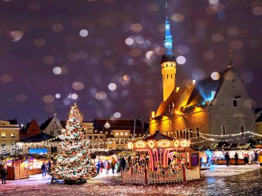  Tallinn 'de Noel, şehir meydanında gece Noel ağacı, Tallinn ortaçağ sokak şehrinde tatil. Sokakta şemsiyelerin altında yürüyen yeşil ağaçlarda kırmızı top, Europa' da Estonya 'da akşam lambası tarzı kentsel seyahat. 