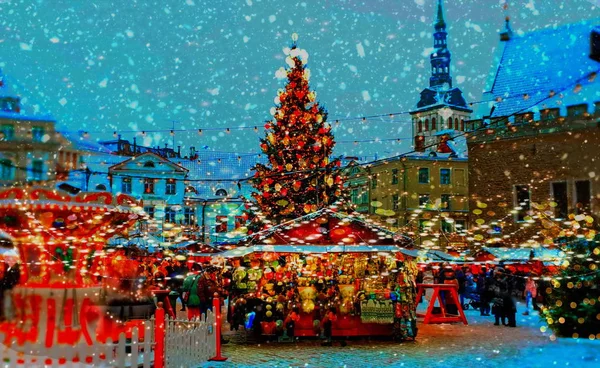 Święta Bożego Narodzenia Tallinnie Średniowieczne Uliczne Miasto Czerwona Kula Zielonych — Zdjęcie stockowe