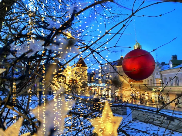 Weihnachten Tallinn Feiertag Stadt Straßenlicht Weihnachtsbaum Geschmückt Rote Kugeln Beleuchtung — Stockfoto