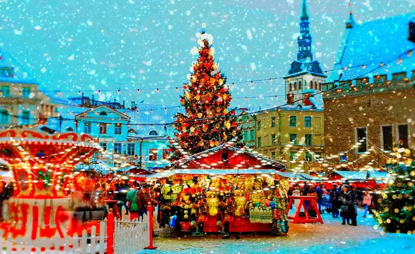圣诞节在城市放假除夕夜和雪花落在塔林老城广场圣诞树装饰灯火通明 是爱沙尼亚冬季市场上最好的地方 — 图库照片