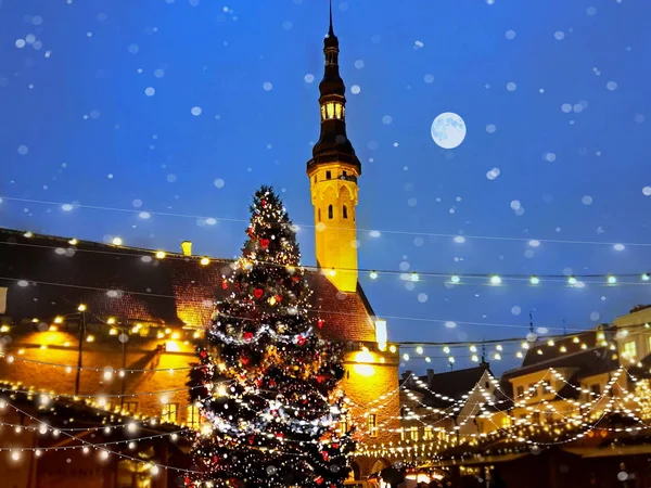 Рождественский Рынок Таллинна Панораме Старой Городской Площади Полнолуние Ночном Небе — стоковое фото