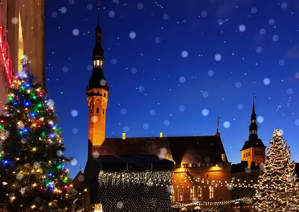 Рождественский Рынок Таллинна Панораме Старой Городской Площади Полнолуние Ночном Небе — стоковое фото