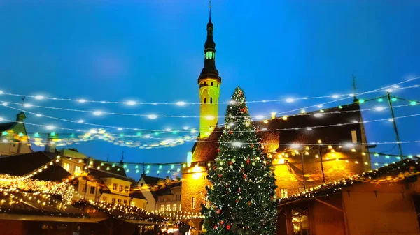 Рождественская Елка Окна Ресторана Праздник Старой Ратушной Площади Средневековом Городе — стоковое фото