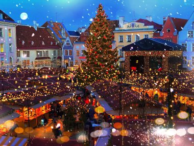 Kasaba meydanındaki Tallinn Noel Ağacı eski kasaba panoramik, gece mavi gökyüzünde aptal ay, yeni yıl arka planında dolunay gece mavi gökyüzünde en iyi pazar yeri bulanık ışık festivali arka planında Avrupa 'da tatil Estonya' da tatil 
