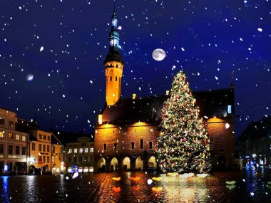 Kış karlı Noel kenti Tallinn eski kasaba meydanı, kar taneleri düşüyor, güzel Noel pazarı gece gökyüzü, ağaç ışığı, Avrupa 'da yeni yıl tatili bulanık ışık, Estonya' ya seyahat