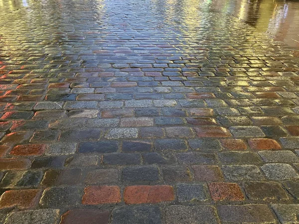 Regnig Kväll Trottoar Belyst Staden Kväll Ljus Reflektion Över Gamla — Stockfoto