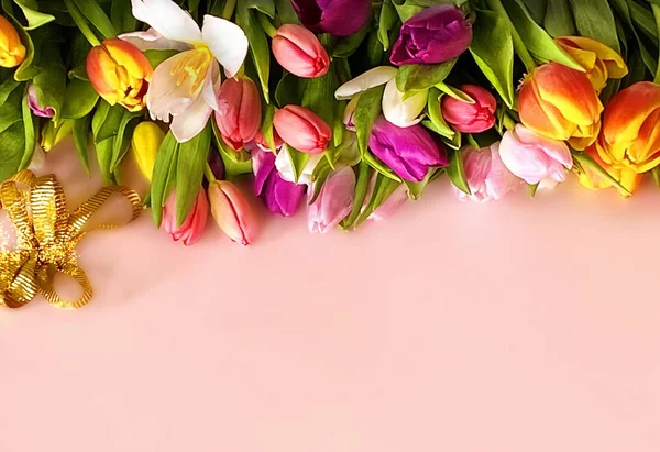Lale renginde çiçekler, bayram çiçekleri, sevgililer günü veya pembe arka plandaki kadınlar günü, en iyi dileklerimle, uzay şablonunu kopyala. 