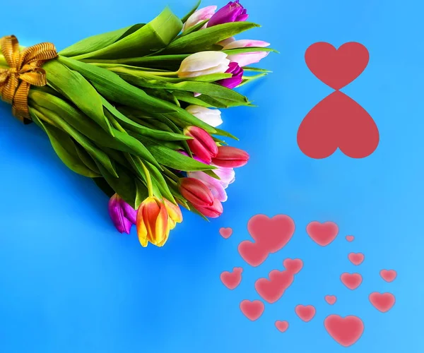 Mart Bahar Çiçekleri Lale Rengarenk Buket Kırmızı Kalpler Mavi Arka — Stok fotoğraf