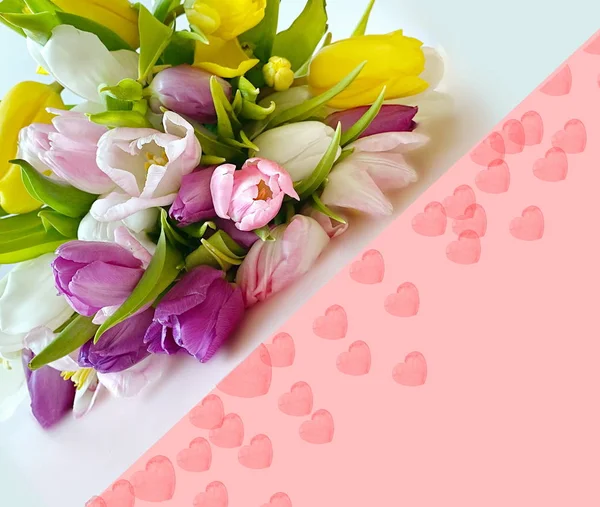 Frauen Schmuck Rosa Opal Und Weiße Perlen Mit Tulpenstrauß Auf — Stockfoto