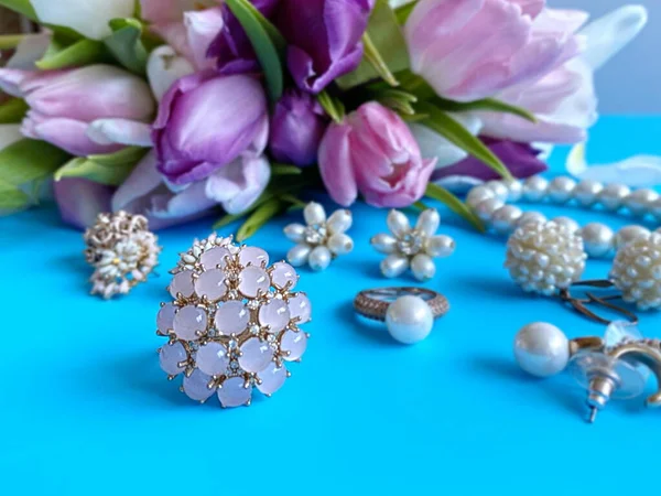 Bijoux Femme Opale Rose Perles Blanches Avec Tulipes Bouquet Sur — Photo