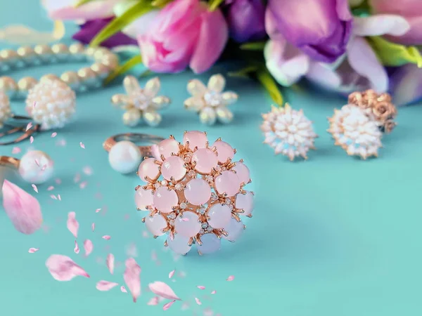 Ékszer Női Kiegészítők Fehér Gyöngy Gyűrűk Fülbevalók Tulipánnal Csokor Rózsaszín — Stock Fotó