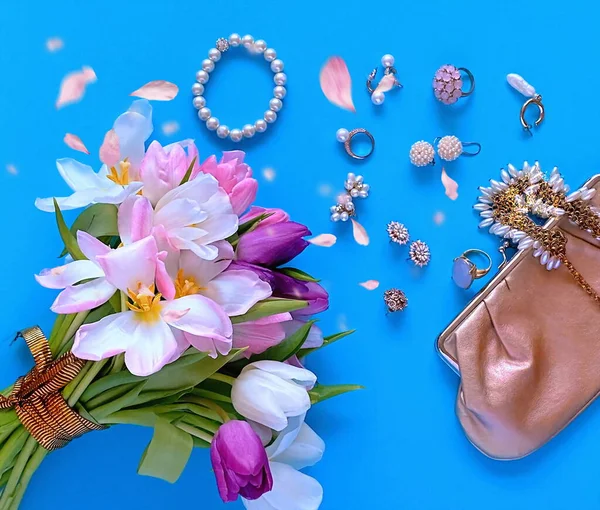Ékszer Női Kiegészítők Fehér Gyöngy Gyűrűk Fülbevalók Tulipánnal Csokor Rózsaszín — Stock Fotó