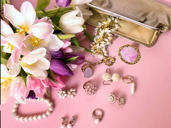 Pembe opal altın mücevher beyaz inci yüzük kadın aksesuar ve küpeler mavi arka planda pembe ve altın kozmetik çanta, kostüm lüks moda aksesuar 