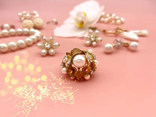 Ékszerek Arany Fehér Gyöngy Luxus Glamour Divat Jelmez Ékszerek Gyűrűk — Stock Fotó
