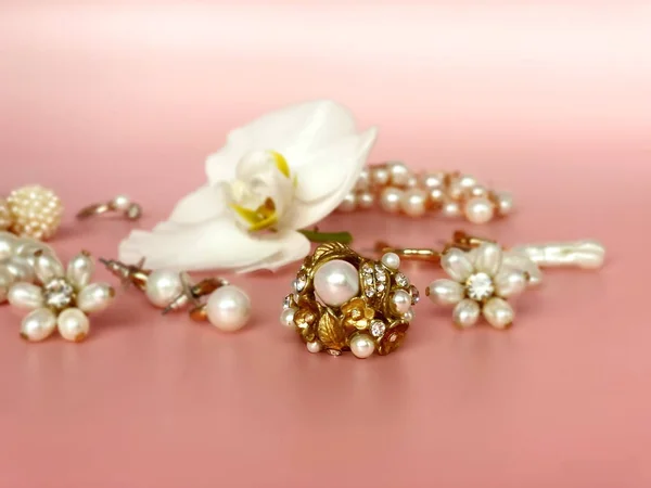 Κοσμήματα Φόντο Χρυσό Λευκό Μαργαριτάρι Δαχτυλίδια Βραχιόλι Σκουλαρίκια Ροζ Φόντο — Φωτογραφία Αρχείου