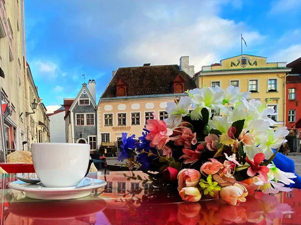 Città Primaverile Tallinn Estonia Caffè Strada Tazza Caffè Con Cuore — Foto Stock