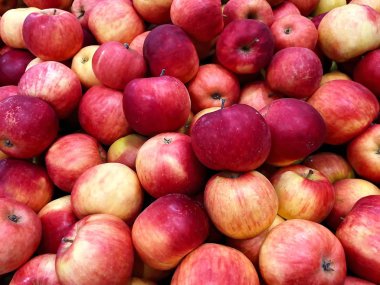 Kırmızı elmalar arka planda market alışverişi, vitamin, sağlıklı yaşam tarzı, bahçe işleri.