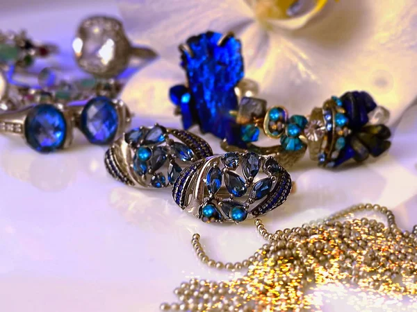 Weiße Perle Und Blaues Gold Silber Schmuck Gold Blaue Steinringe — Stockfoto