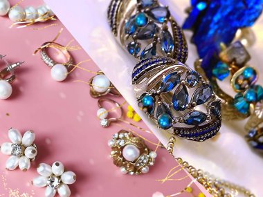 beyaz inci ve mavi altın mücevher mavi taş küpeler pembe arka planda bilezik beyaz orkide çiçeği, el yapımı kadın aksesuarlar